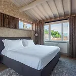 Grand Universe La Residenza 公寓式酒店 4*